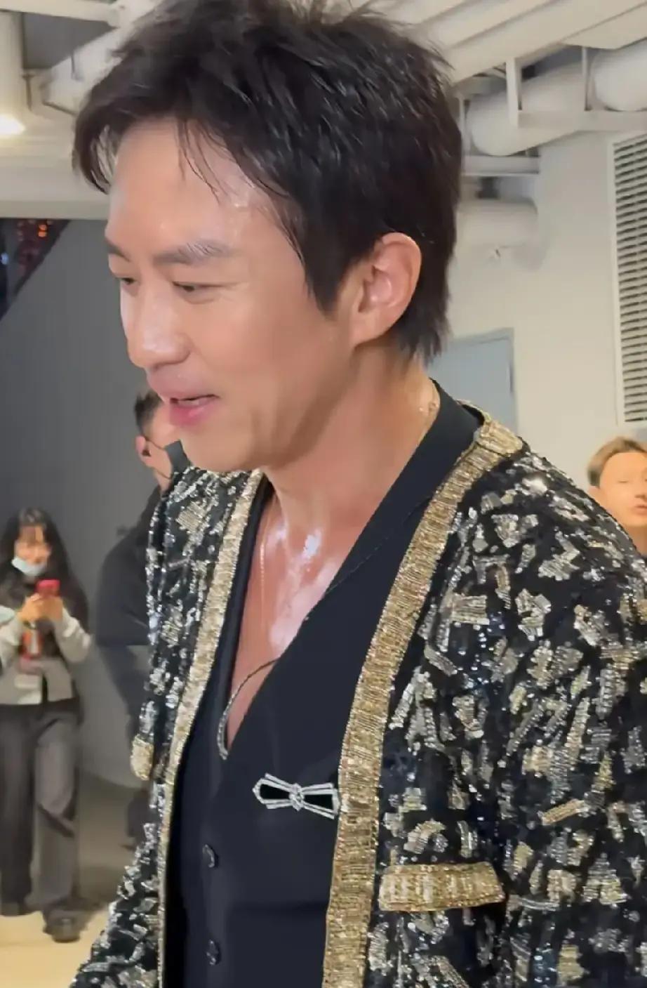 46岁邓超唱跳心率130，比24岁伴舞还稳？这数据太假了吧！别酸，这背后是顶