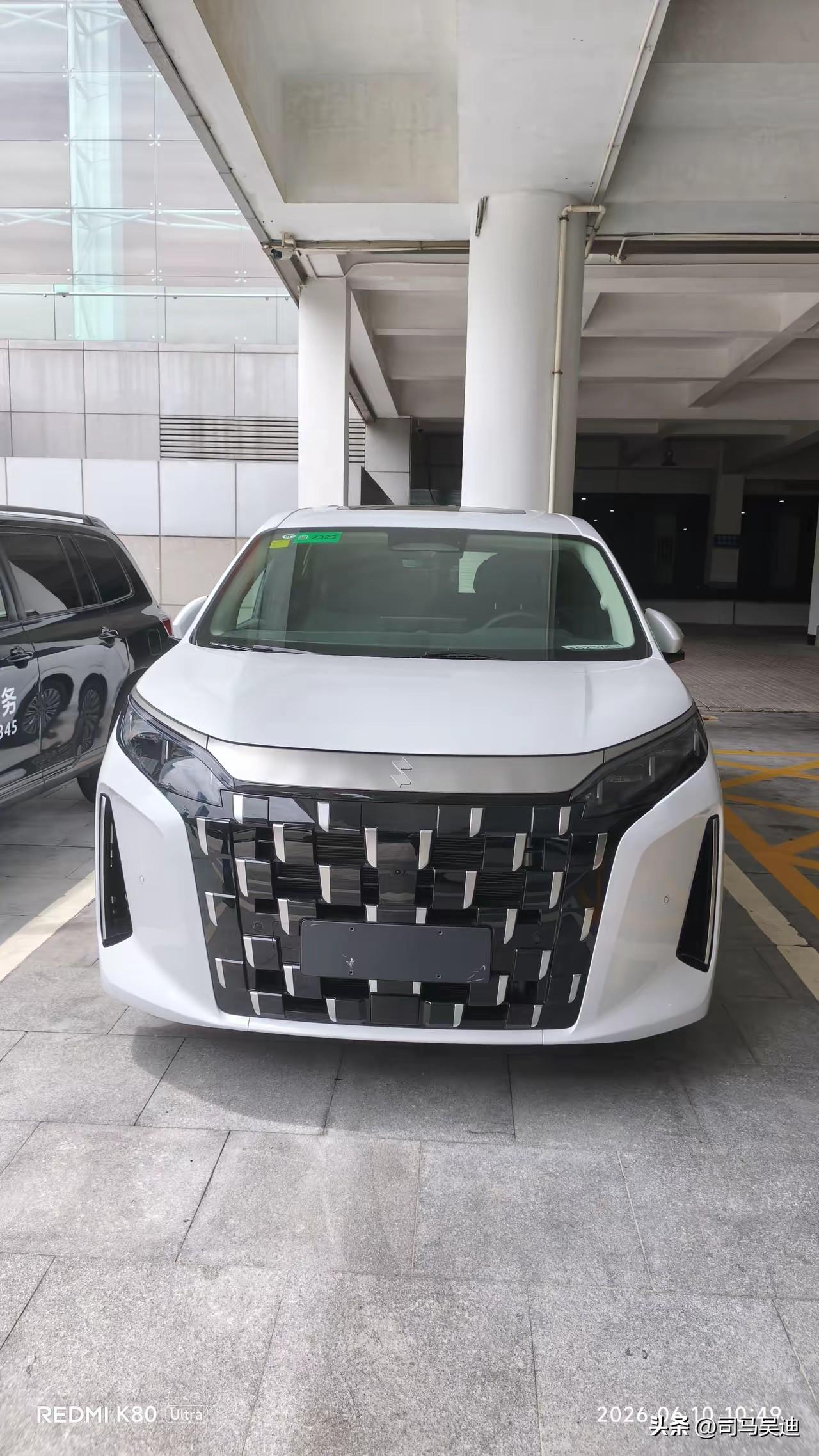 这个到底是什么品牌，路上没看到过，跑网约车的吗？
