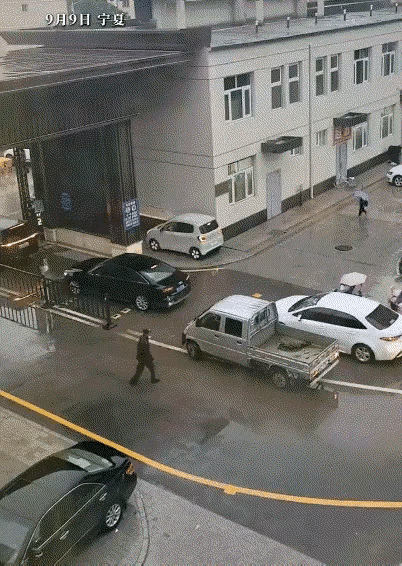 不懂就问这是怎么让它过的保安在干嘛