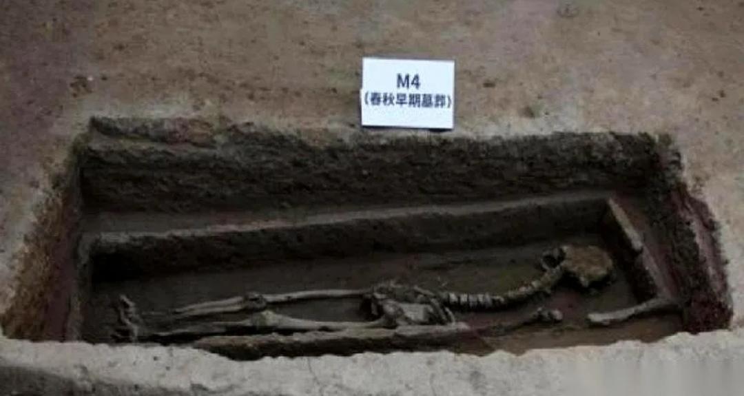 济南大明湖，彻底藏不住了。工人们正在给地铁6号线施工，挖到地下9米，机器突然