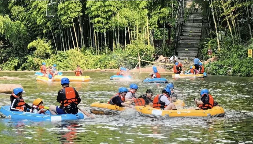 “严惩到底！”浙江湖州，一女子和好友划船玩漂流时，一男孩因打水仗输急眼了，拿起石