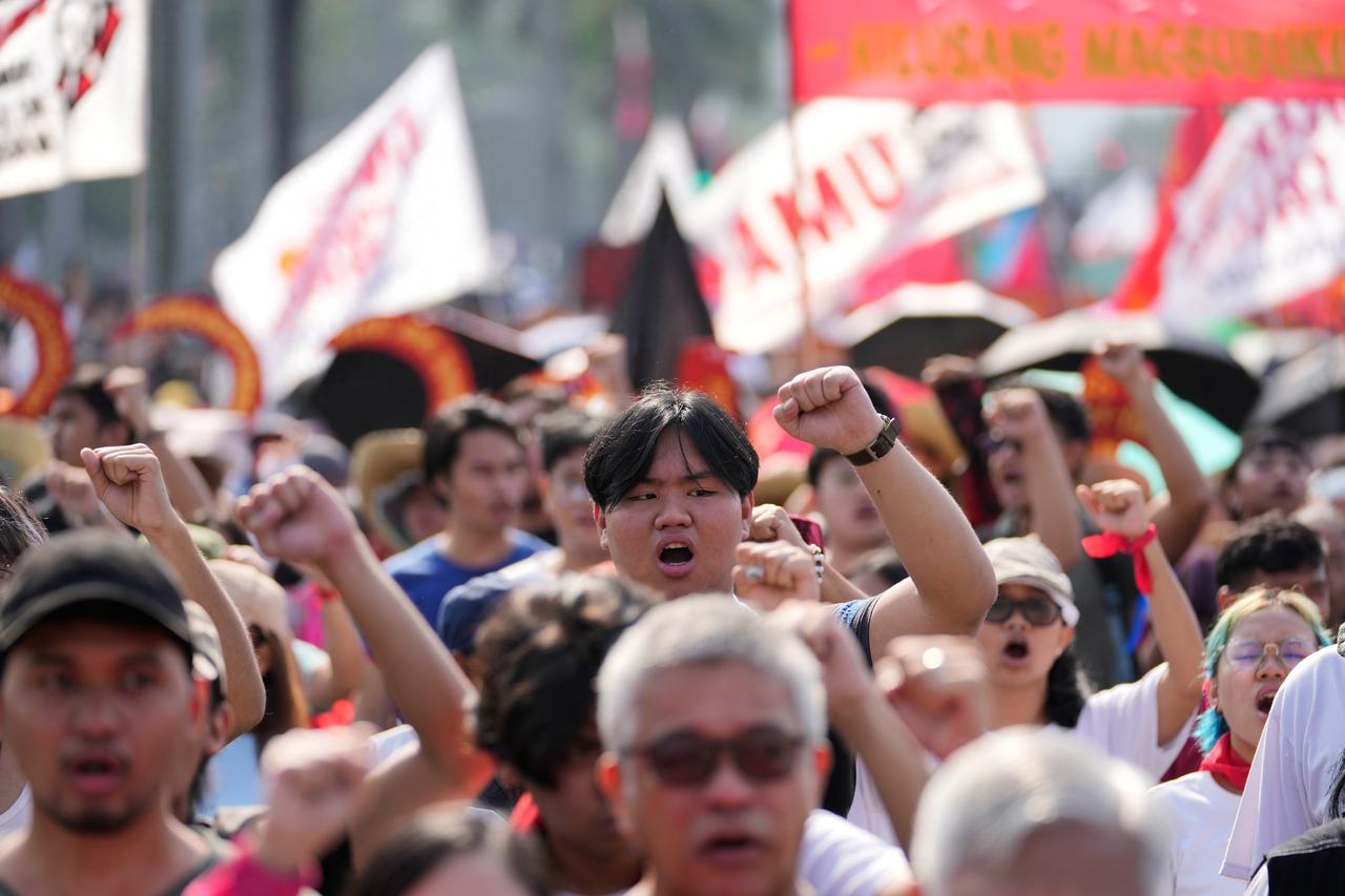 彻底乱了！菲律宾终于被美国害惨了！马科斯没想到跟随美国后果这么严重！新华社消