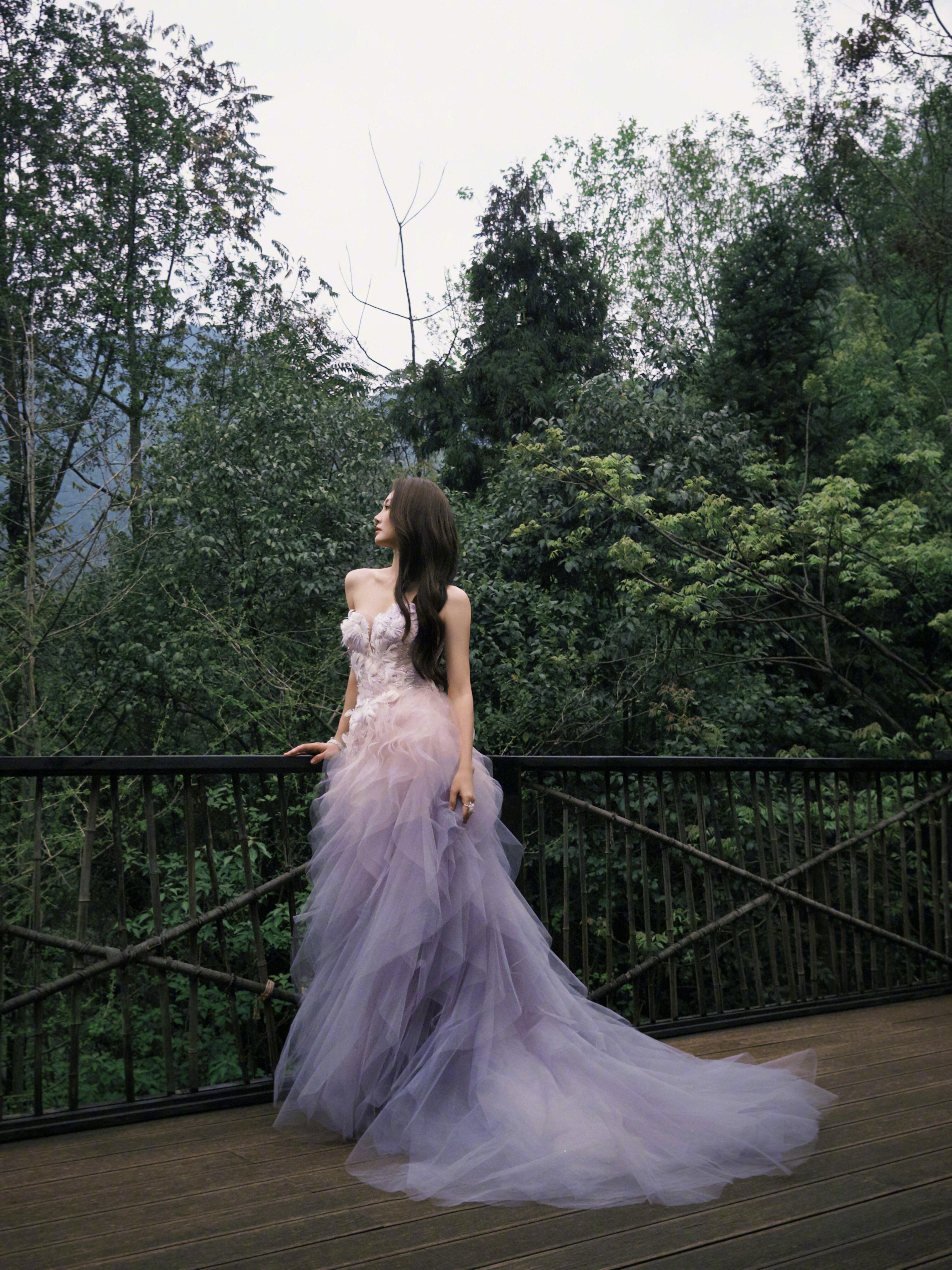 苗苗回应种菜获得大家喜爱苗苗带着羊兔鸡出了一次通告这是什么田园治愈剧照现场？苗