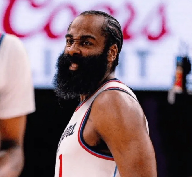 今日常规赛，快船对阵勇士。据报道，詹姆斯-哈登因右肩酸痛，不会出战今天与勇士