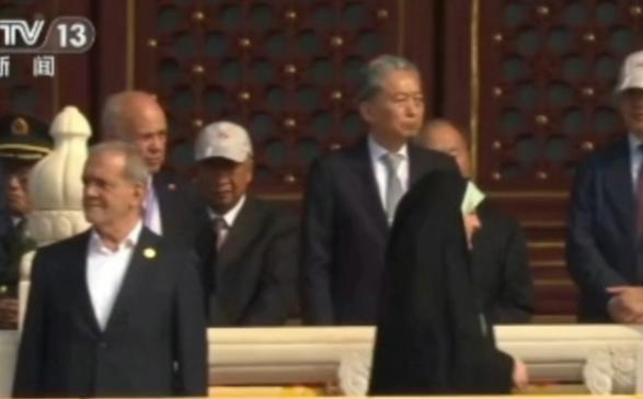 日本前首相鸠山由纪夫出席中国九三阅兵在日本遭批评。连他的儿子都曾在他出席前发文