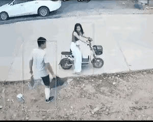 这小姐姐应该是故意的吧。