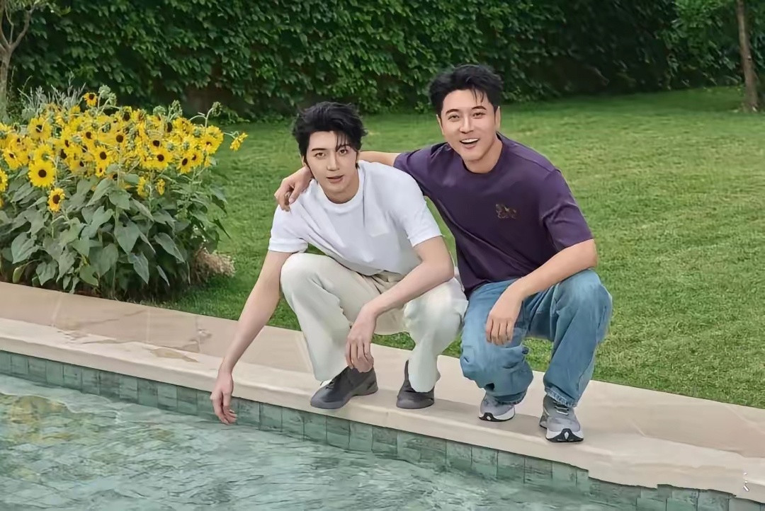 父亲节这天，张丹峰分享自己和儿子张镐濂合照，父子俩同穿一个品牌的衣服，一样的年轻