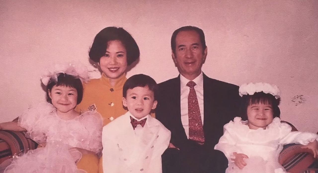 很多人以为豪门全家福想拍就拍，可赌王四房这张90年代的居家合影，是梁安琪攒了半年