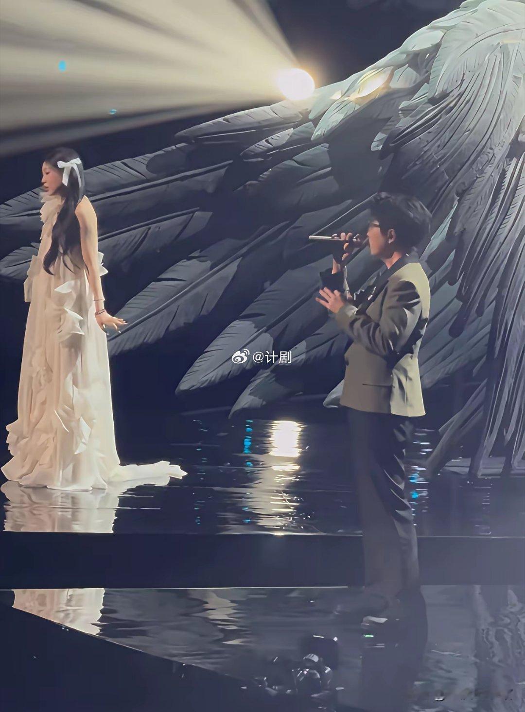 我姑姑也算半个音乐人，听完直接说明关键——沈佳润唱不好《不染》，不只是紧张的问题