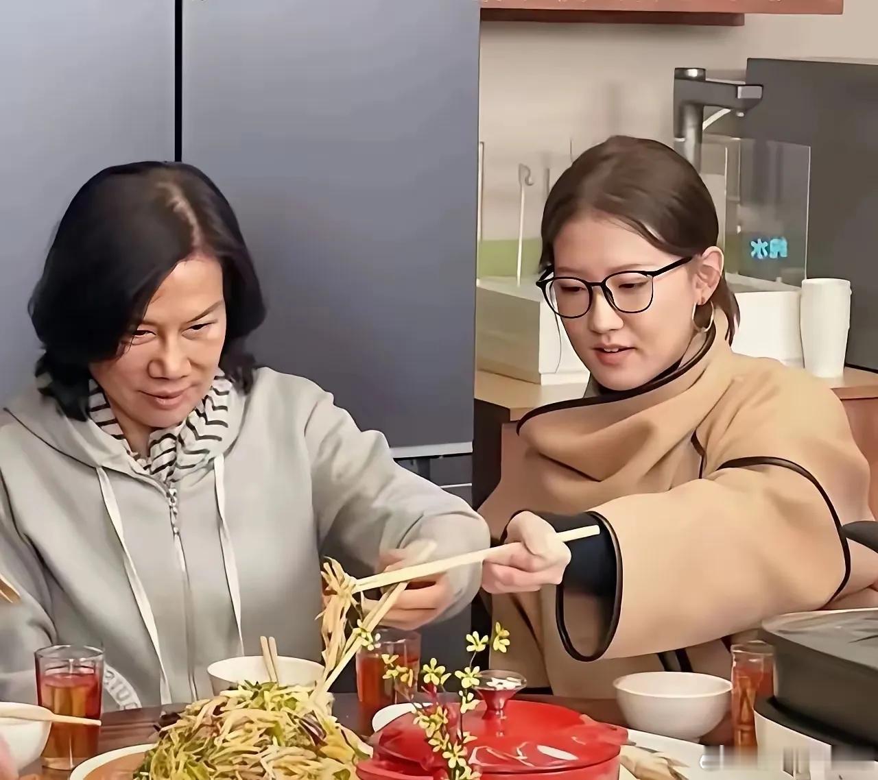 董明珠和孟羽童，俩人都不是一般人，能成大事！以前一个是老板，一个是员工。老板管不