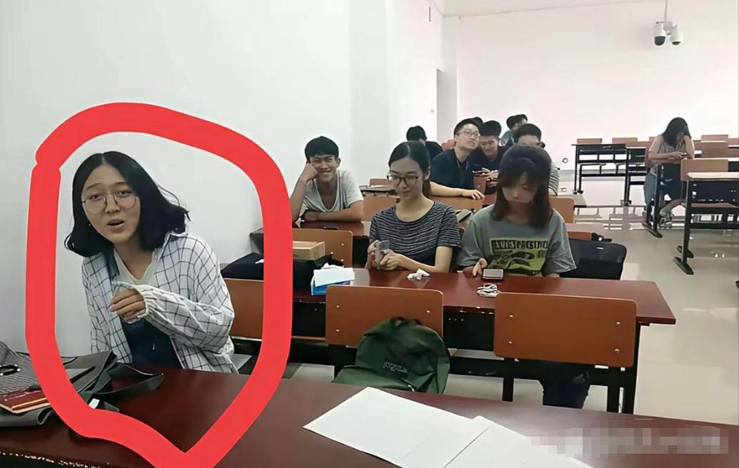 我觉得，杨同学即使去了香港津大，日子可能不会太好过！翻出一张之前的照片，