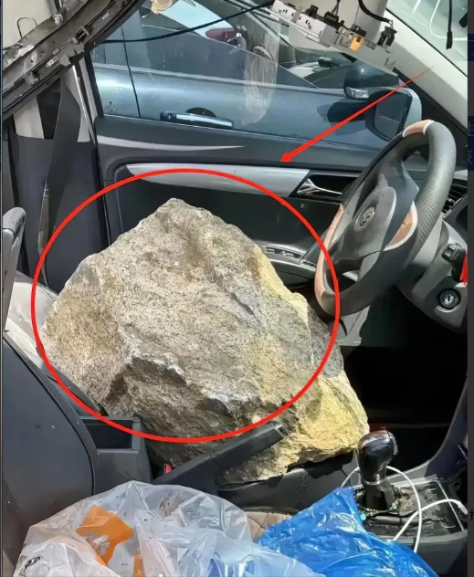 讹人上瘾？一家4口被山顶落石砸中，36岁丈夫当场身亡，上有4老人，下有2孩子，车