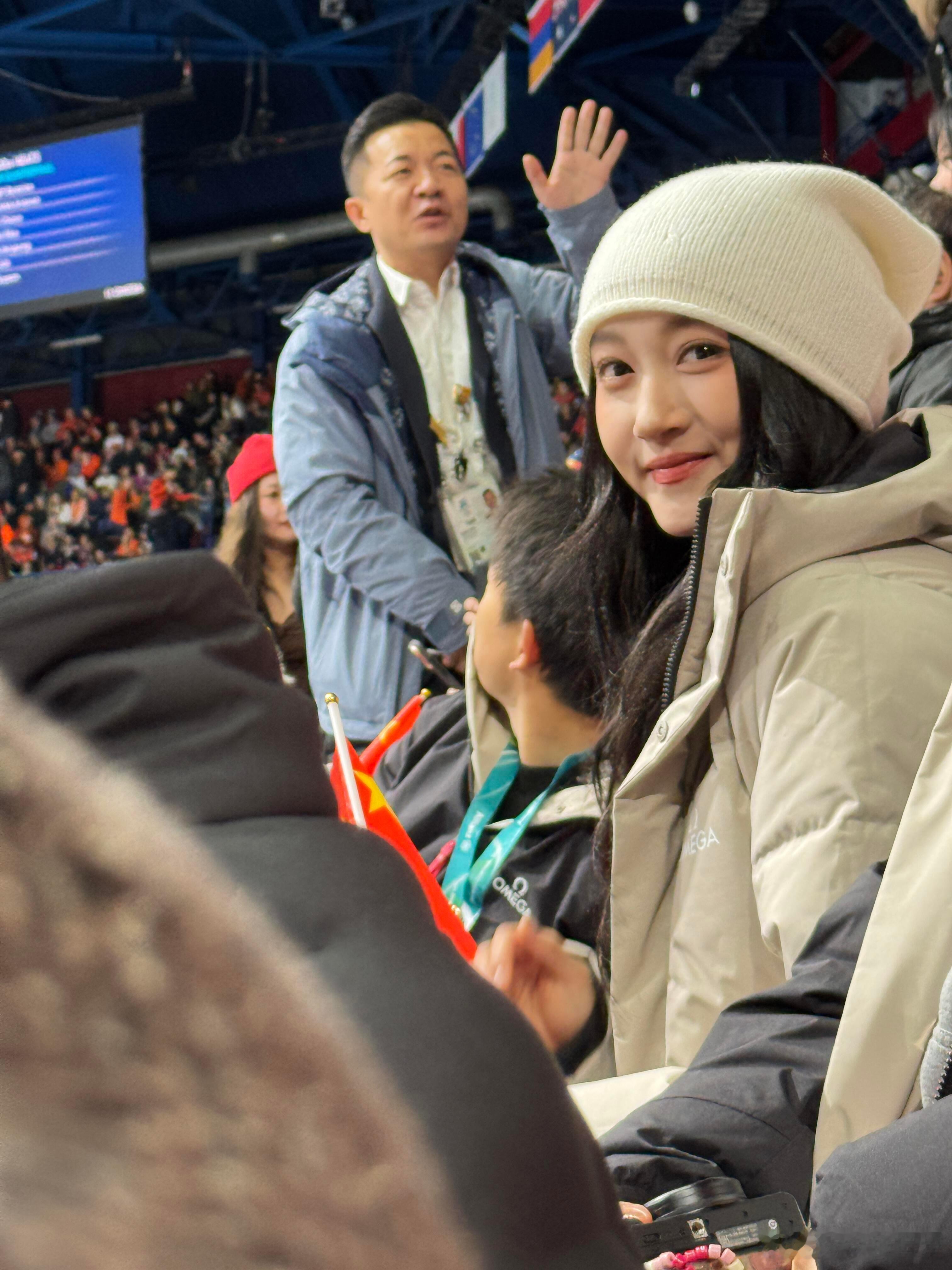 导播是会切镜头的偶遇关晓彤看短道速滑关晓彤看短道速滑直播镜头