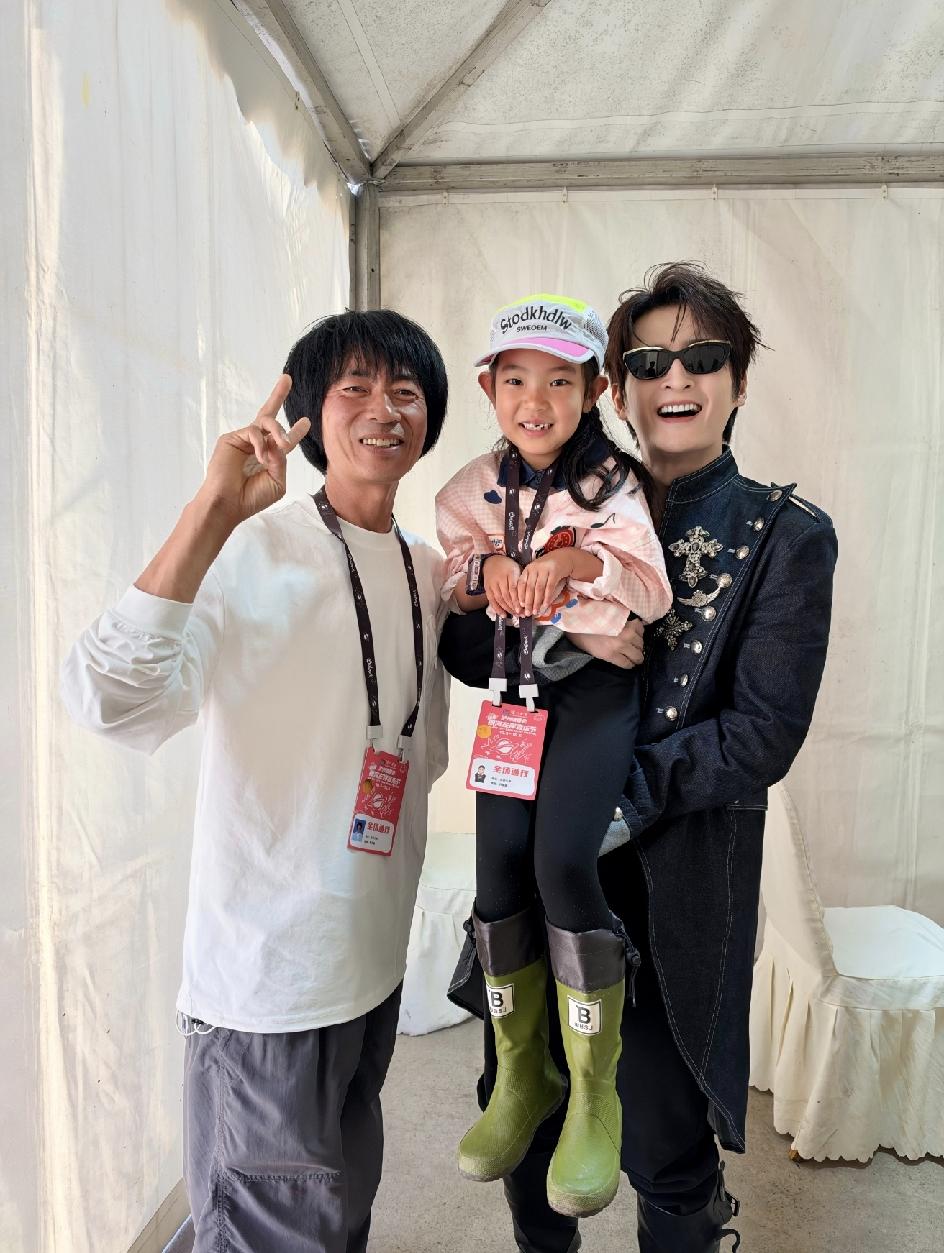 泸州银河佐岸音乐节，再就业团六个兄弟齐聚了，乔小刀带着女儿来集邮，和每一位哥哥合