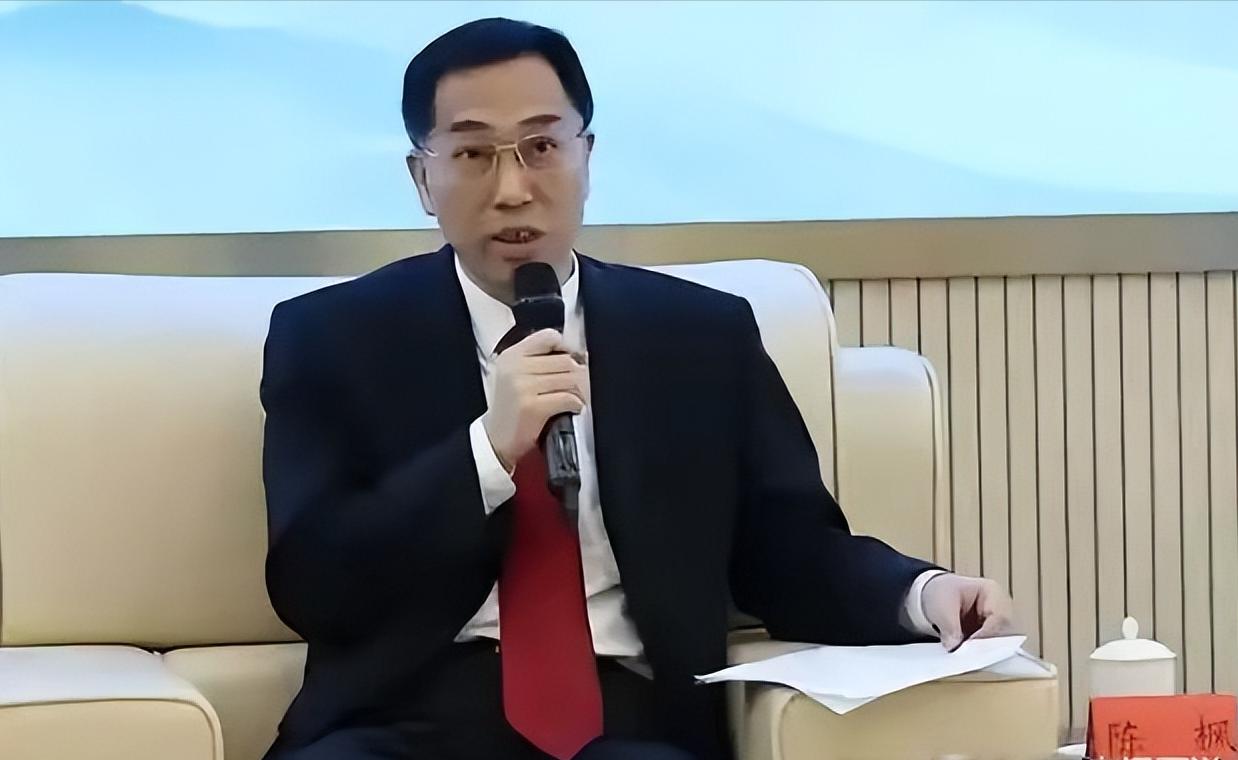 舆论一边倒的，全是无条件支持！法学界的陈枫建议对入境留学生和商务签证人员，强制做