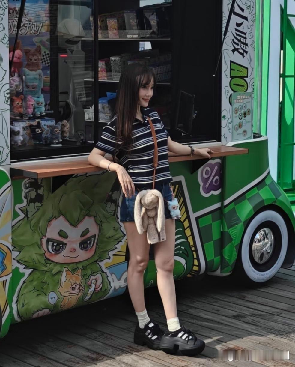45岁李小璐在北京逛街被偶遇，她穿着短裤，大秀美腿，身材看起来超好，整个人少女感满满，皮肤白皙，状态