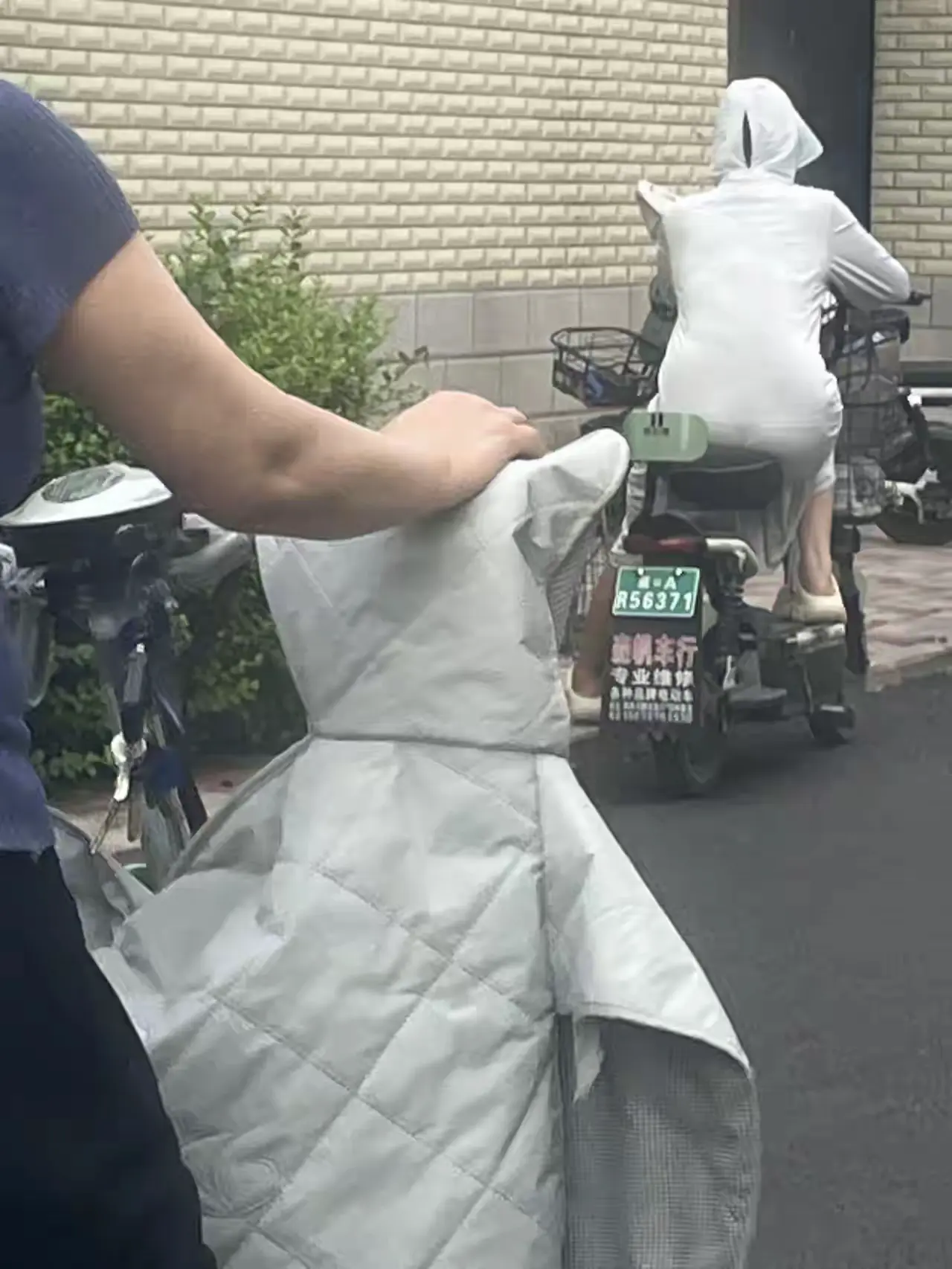 为啥都喜欢穿防晒衣？不透气热热的