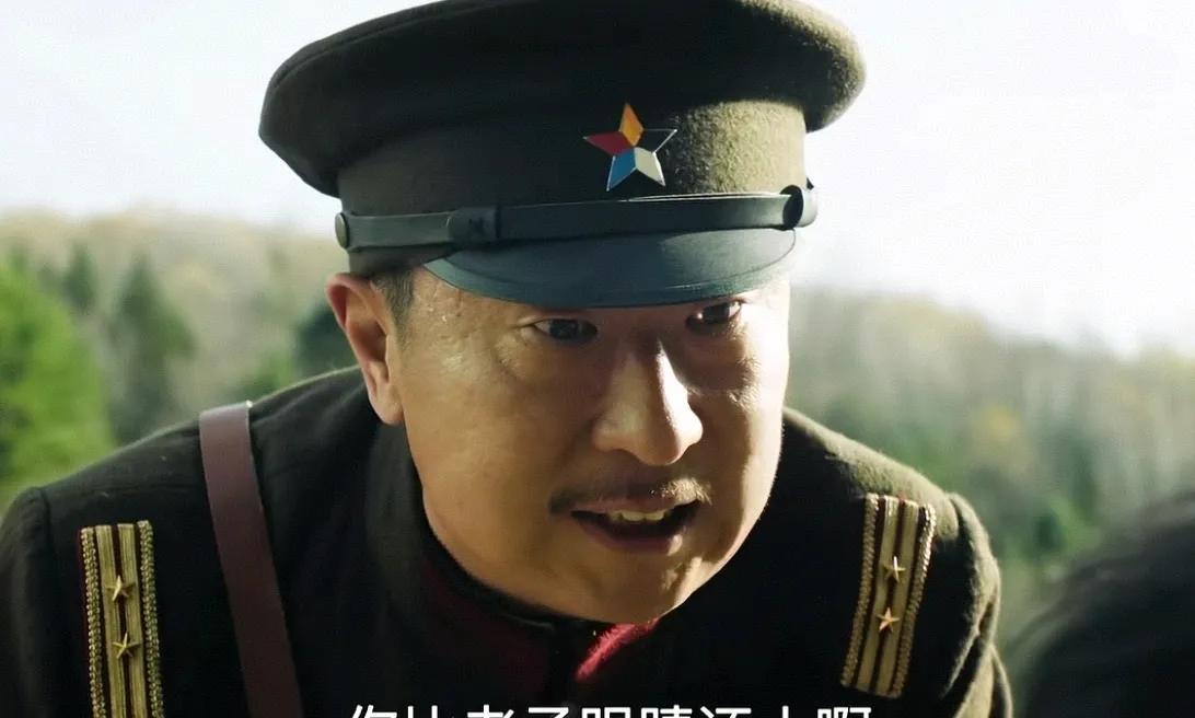《归队》汉奸肖铁林看到老汤就对他一阵拳打脚踢，但老汤却很高兴，他知道肖铁林是为了