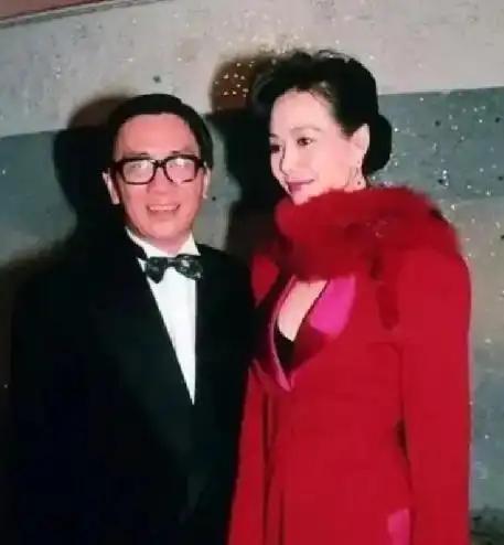 当年，黄霑追求林燕妮，林燕妮不屑地说:“我不与有家室的男人谈情说爱。”黄霑马上