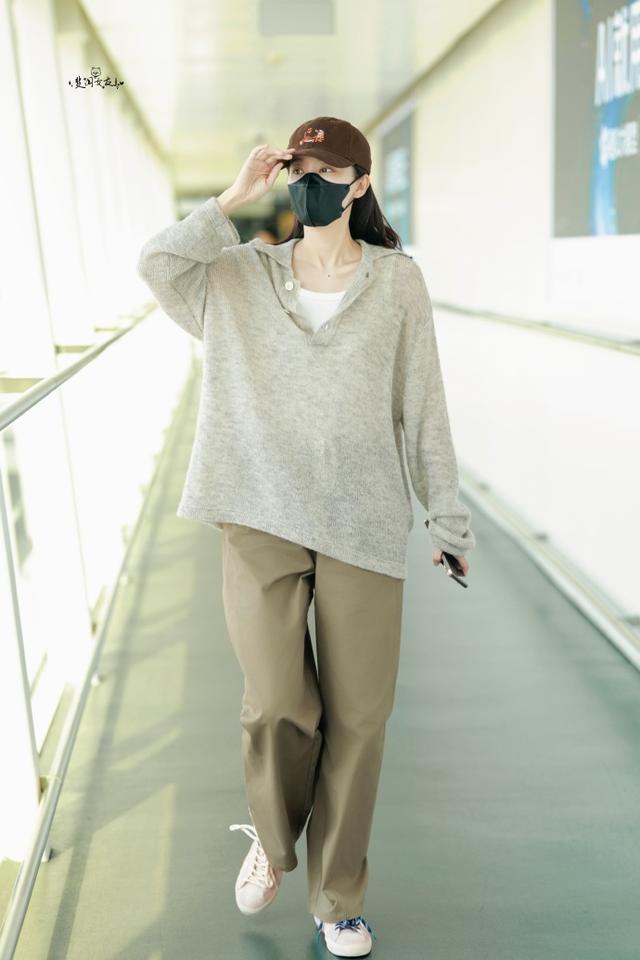 近日张小斐现身北京机场，她的新电影《女足》杀青，这回她很自信。张小斐里面穿白