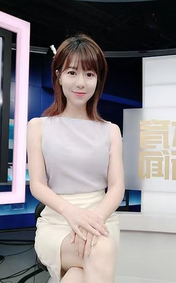 程雨涵是央视体育频道主持人，原名程晗，毕业于中国传媒大学。她在2006年多哈亚运