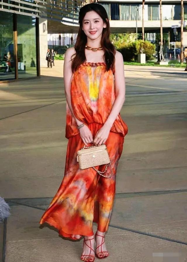 章泽天出席洛杉矶顶流艺术晚宴，无论颜值还是造型，在一众明星大腕云集的场合，赢得太