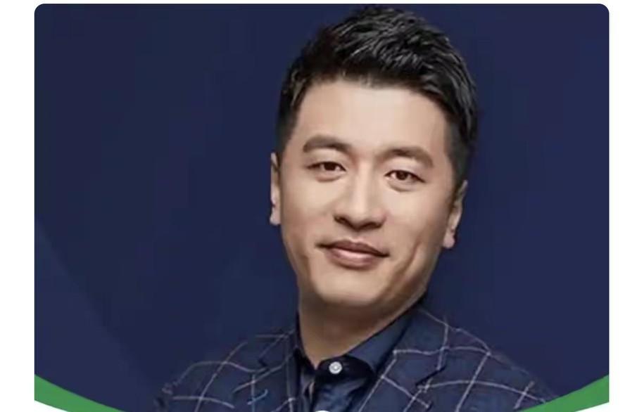 回应出轨传闻，张雪峰彻底不装了？11月11日，张雪峰出轨传闻闹得沸沸扬扬。起因