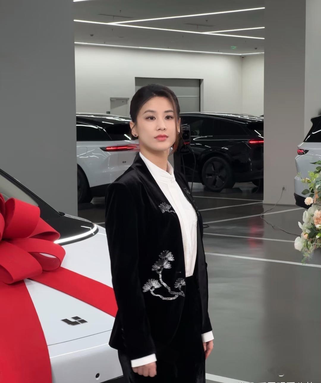 黄圣依离‍完婚⁠，‎脸确实变嫩了，看‌着⁠⁠挺幼态显年轻。但这穿搭一股微商味‌﻿
