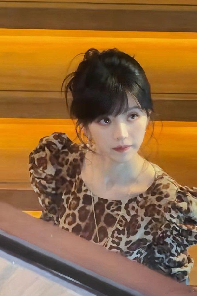 两个小女孩各有各的美不如来看看小田如何驾驭豹纹吧百变田曦薇徐若晗撞衫田曦薇