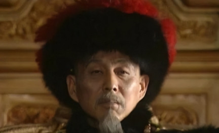 一日，60多岁的康熙，在饮了鹿血后，突然觉得全身发热，便计划着去翻牌子。不料，李