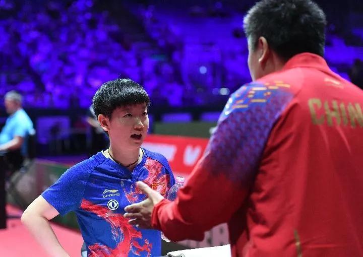 主持人问李隼：“现在队里的刺头是谁？”李隼说了个女队第一的名字，吓得主持人后退三