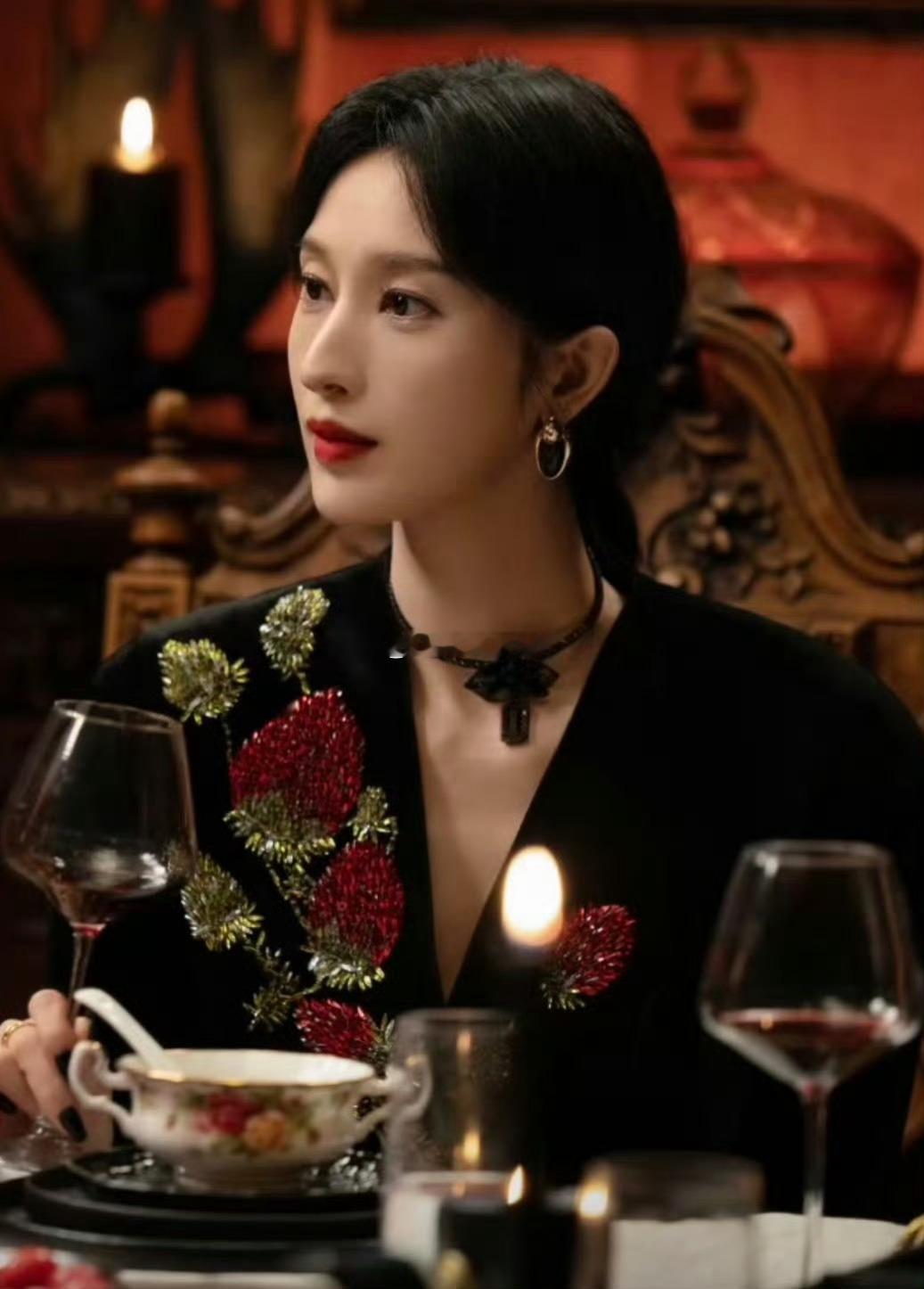 张俪气血足到头顶沉浸《枭起青壤》，张俪美出新高度！一头乌发耀眼，肌肤透着自然