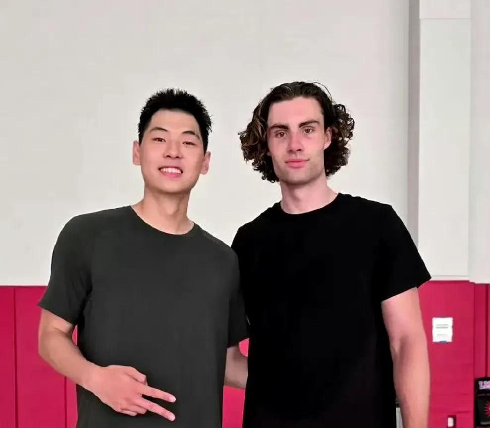 崔永熙的"兄弟情"：NBA不是靠合影就能打进去的！看看这张照片，崔永熙笑得像中