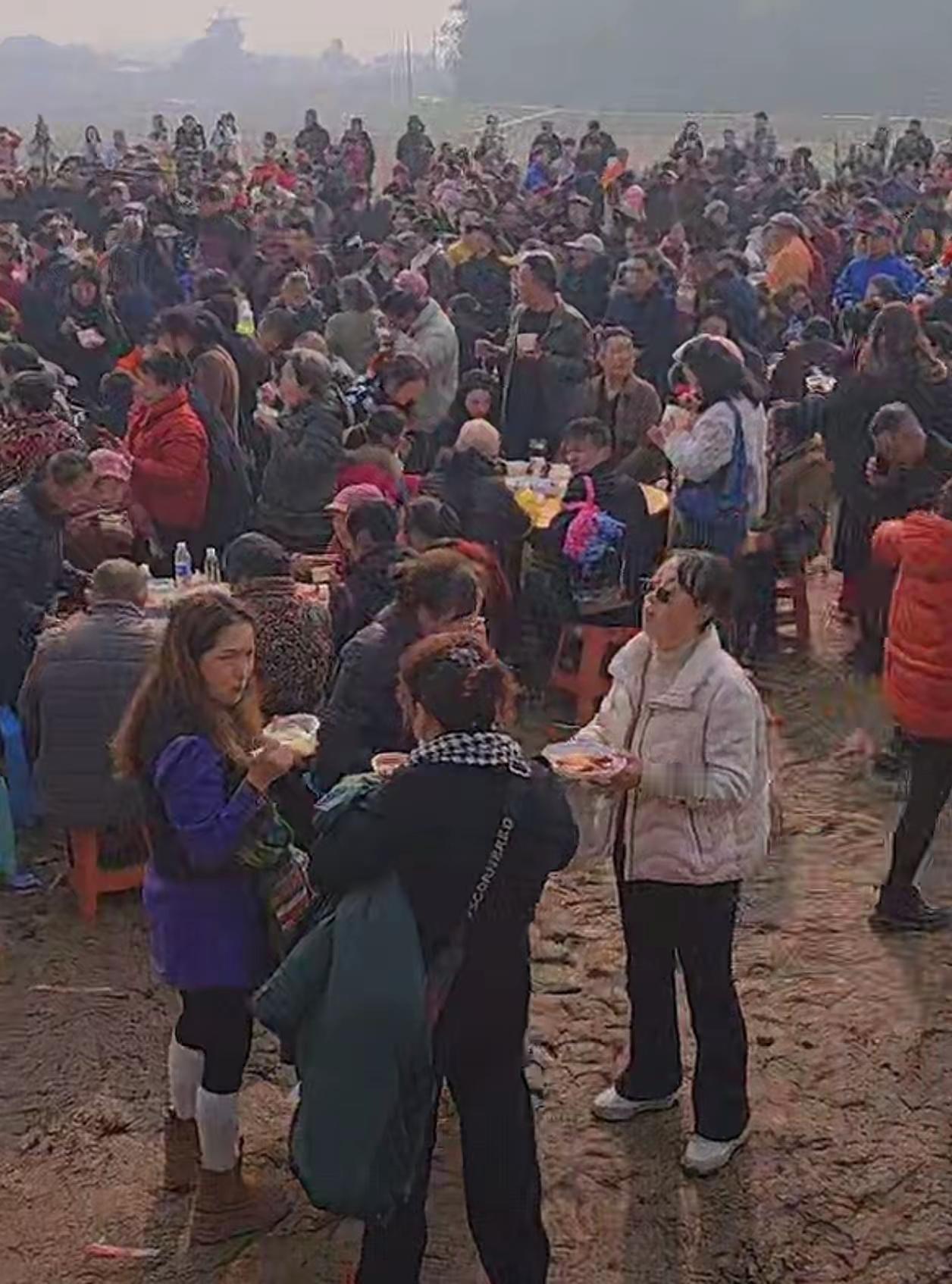 合川杀猪饭最后一天!人山人海,菜没端上就被抢,呆呆妹不敢露面，从现场情况来看