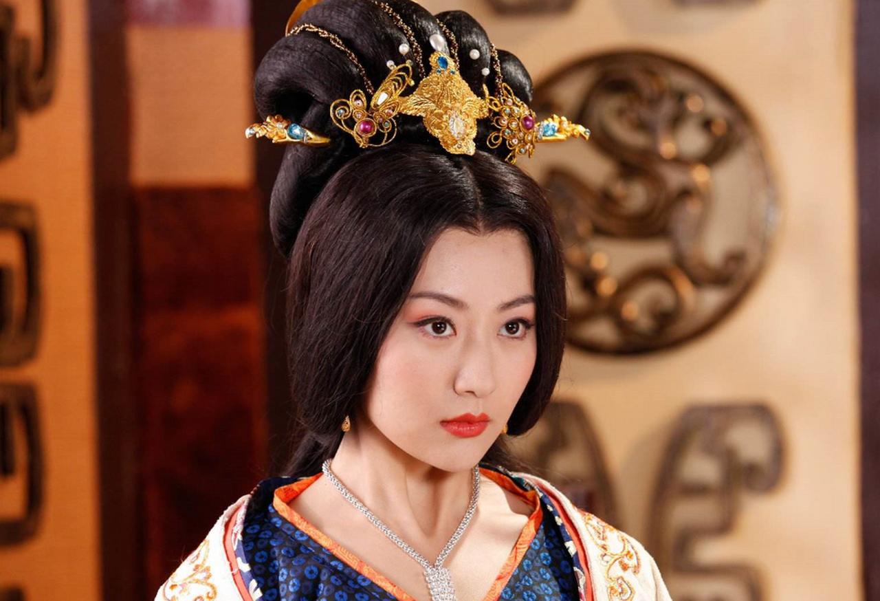 北齐灭亡后，胡太后与皇后穆邪利被俘到北周。两人过惯了好日子，难以适应落差。一天，