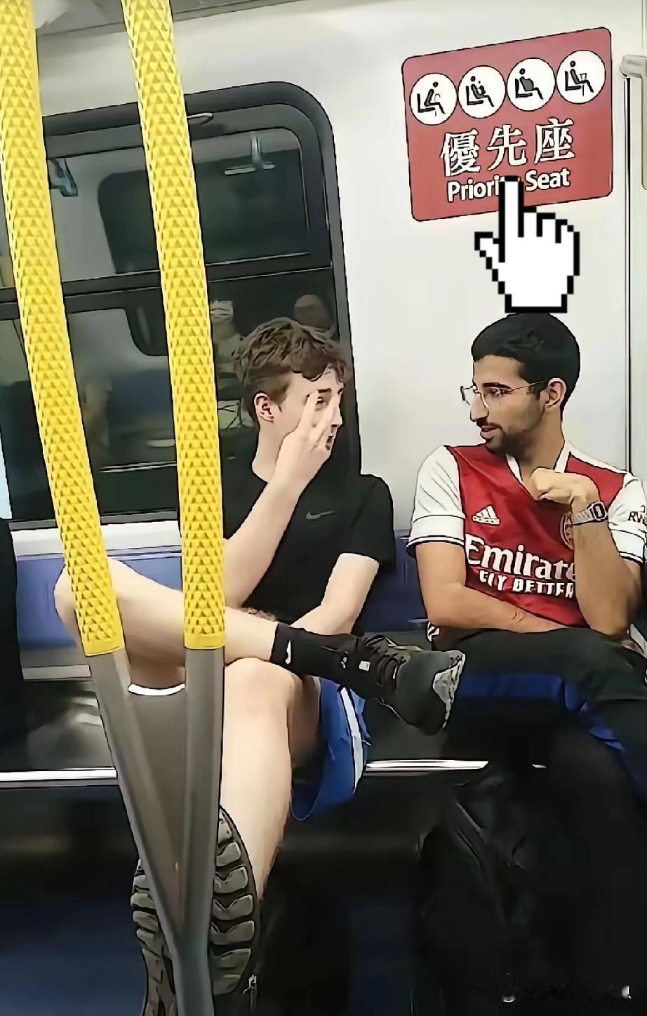 香港地铁的双标现象又来了！继网友拍到洋面孔在香港地铁上吃东西喝饮料后，