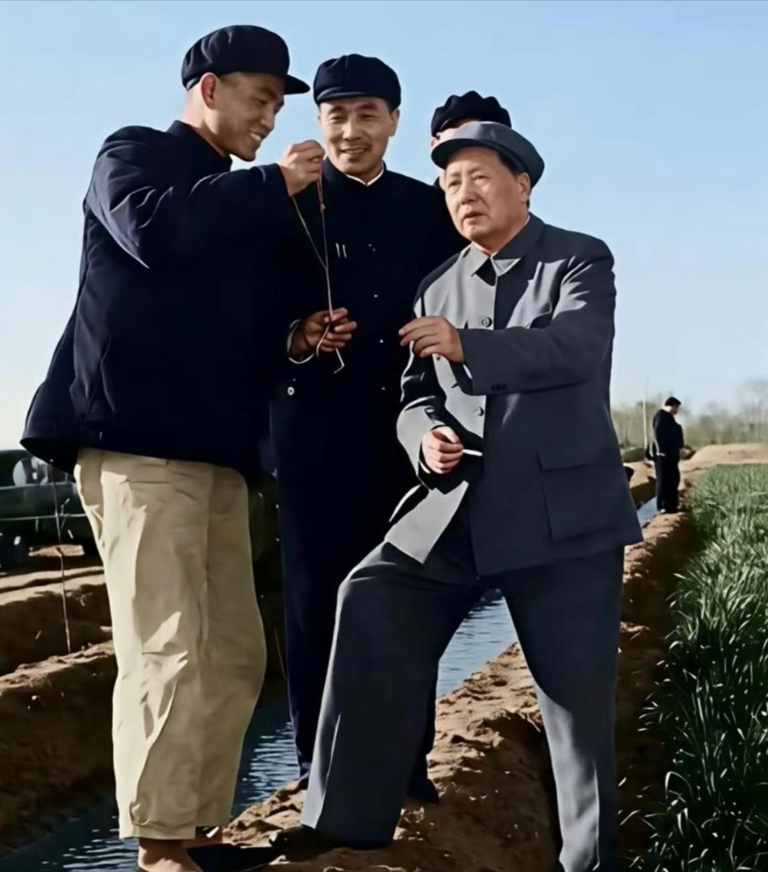 毛主席一脚踩进泥沟，张玉美一句话道出什么叫人民书记县委书记站在高台上，毛主席却