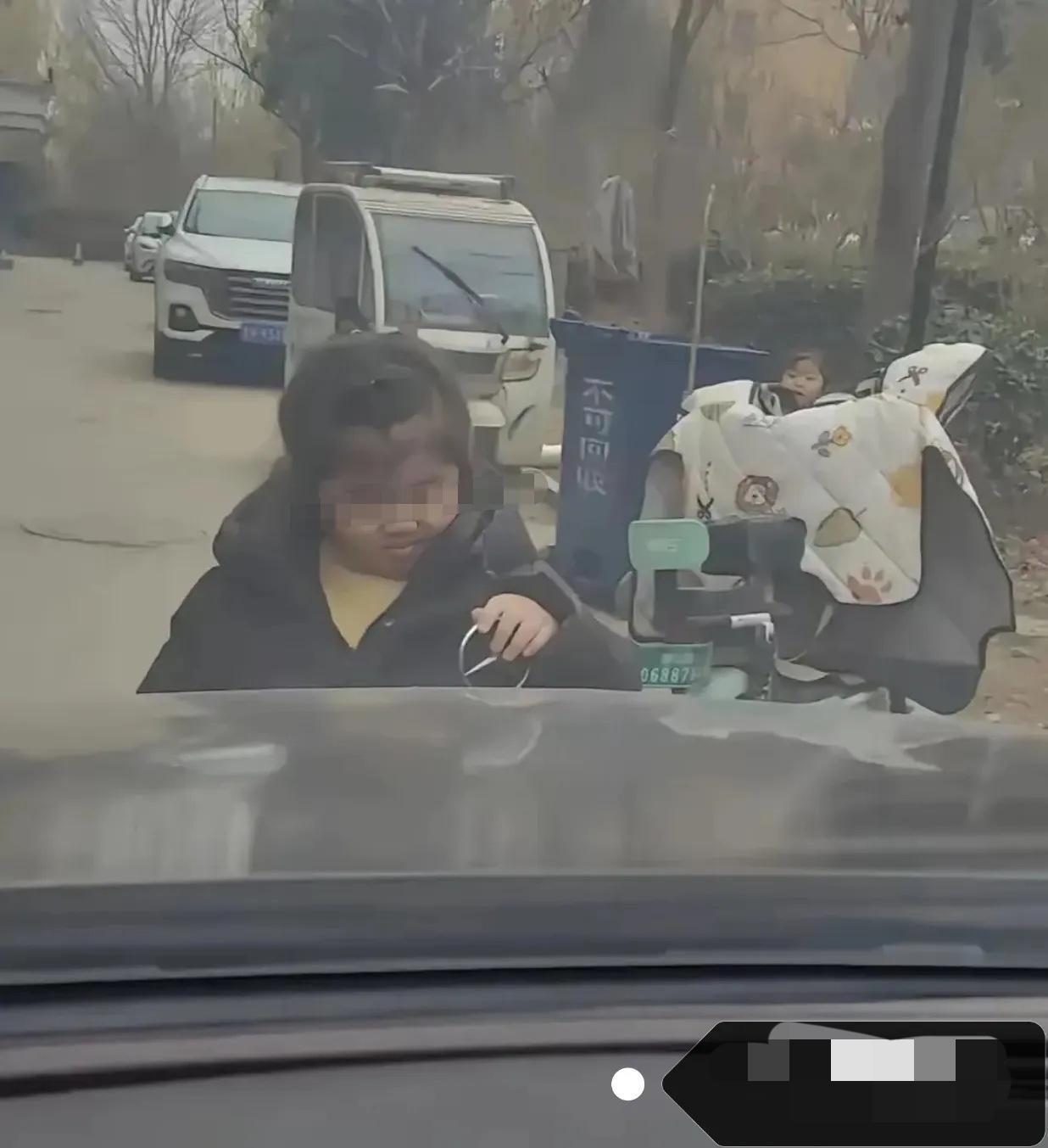 丢人丢到家啦！！！！！山东一位奔驰车主发现立标被邻家小女孩掰走，没发火也没报警