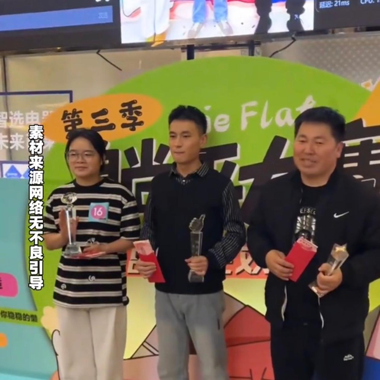 内蒙古一个商场做活动，摆出个躺平比赛，地上铺床垫，人上去就躺，能翻身能看手机，坐