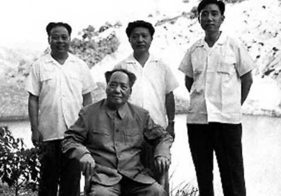 1960年，主席警卫沈同偷偷交了女朋友，没告诉主席，主席得知后叫来沈同：“你今晚