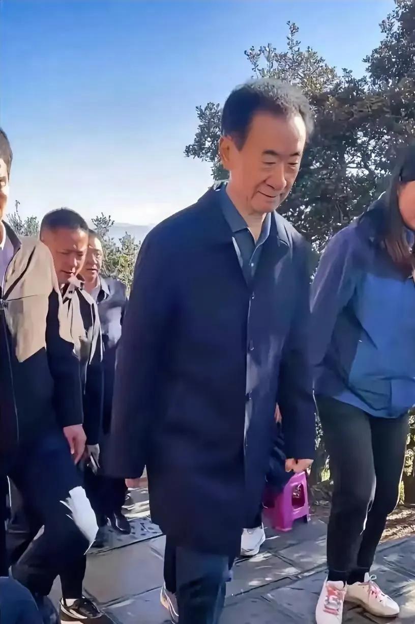 王健林说，我当兵17年，部队训练了我的纪律性，我不抽烟不喝酒，没有夜生活！王