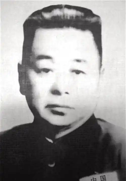 一天，范绍增再娶小妾。洞房夜，他喘着粗气，猴急地去解小妾的衣服。小妾按住手，娇羞