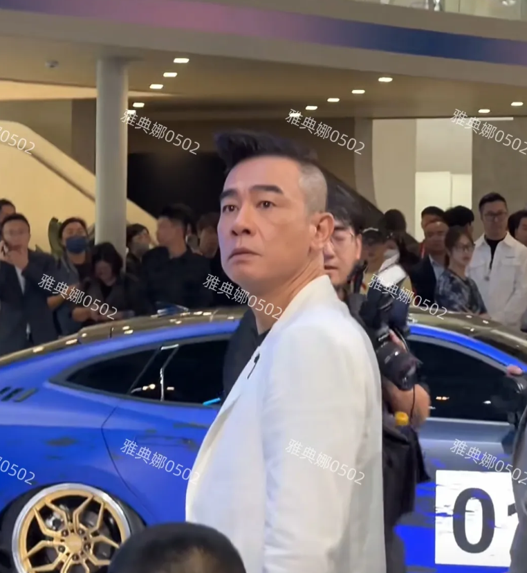 北京车展上的陈小春，他本人的外表真的看起来很凶很痞，拽拽的气场很强，但讲话很随和