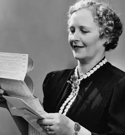 1910年，44岁风韵犹存的居里夫人起床上课，学生朗之万一把抱住她纤细柔软的腰肢