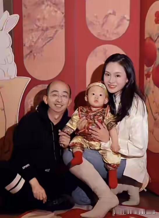 丑星巨兴茂获得了金鸡奖最佳纪录片奖，妻子孟久淇开心的发文庆祝，说我老公是最棒的，