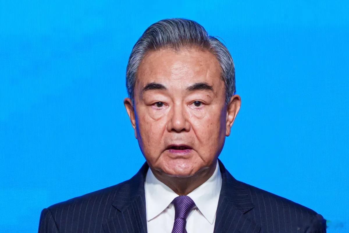 美国驻华大使庞德伟连续发文向中国送来慰问，并且一次是用英文，一次是用中文。​​