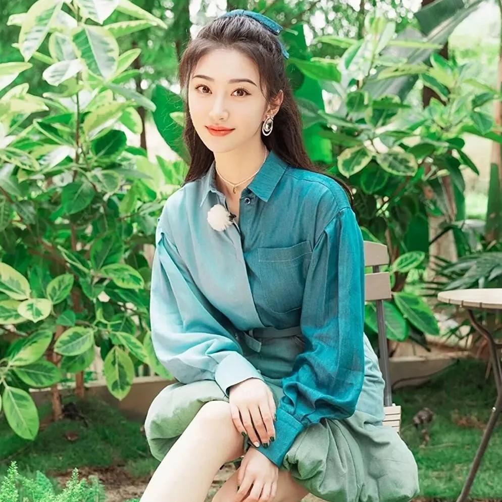 绿意盎然，清新少女坐于自然间，仿佛春风拂面自然清新美少女自然甜系少女自然元气