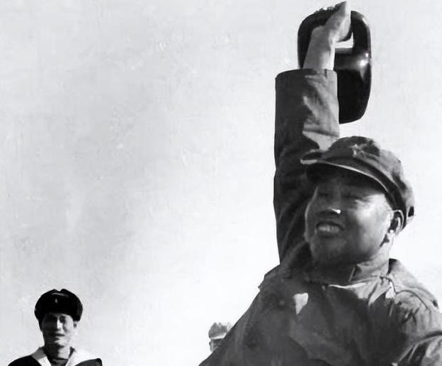 1960年夏，广州军区副司令詹才芳中将前往庐山养病，疗养所的王姓干部热情招待。第