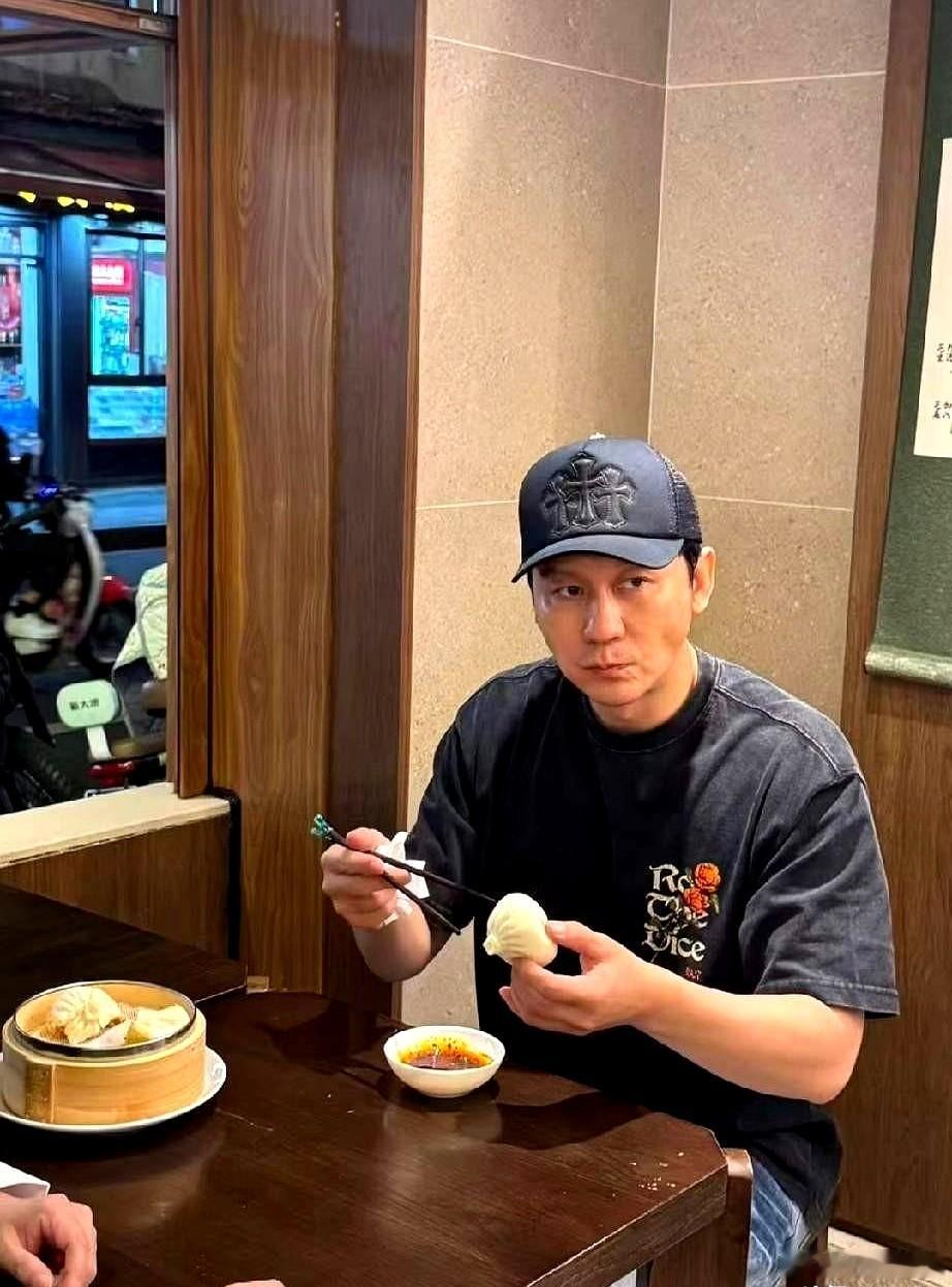 47岁李晨，到底活成了多少男人羡慕的样子？凌晨赶到杭州，亲手把同父异母的妹妹送