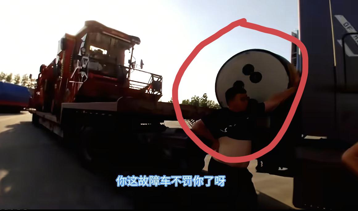安徽高速拖车免费了？不是只有浙江才免费吗？你看看它拉的什么货物？近日，一辆重